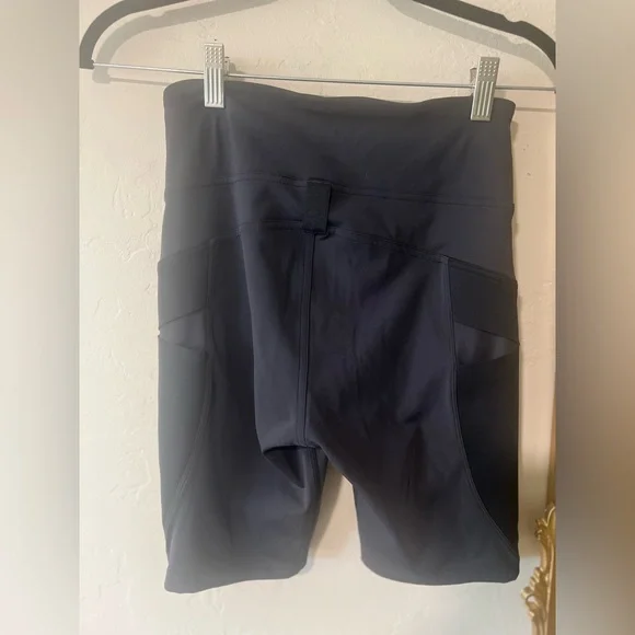 Lululemon Cargo Super-high-rise hiking short 8” (Black)
Size 6 - Picture 10 of 16